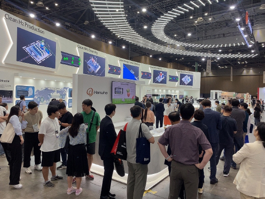 13일 경기 고양 킨텍스에서 열린 H2 MEET 한화그룹 부스에 몰려든 관람객. 장우진 기자